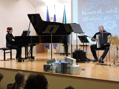 Petra Platiše, klavir in Aleksander Ipavec, harmonika