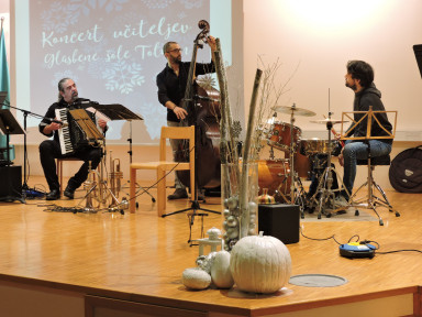 Aleksander Ipavec, harmonika, Simone Serafini, kontrabas, Alessandro Mansutti, bobni