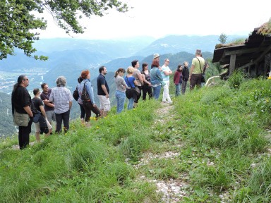 V ozadju pogled na dolino Soče in Idrijce