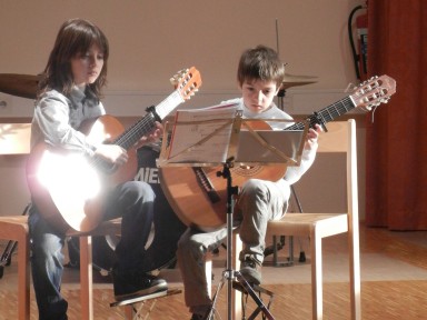 Adam Kanalec in Tine Matovski Volarič, kitarski duet