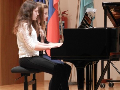 Dunja Rutar in Mara Mei Leban, klavir štiriročno